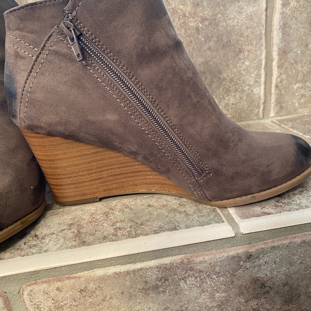 Tan women’s shoe. Black toes and heels. 10M suede.
